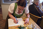 Bianca Brandl zeichnet in ihrer Bäckerei das Schwammerlbad