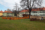 Triesterstr.95 - Innenhof, Gemeinschaftsgarten, darin eingezäunte private Bereiche mit Gartenhäusern