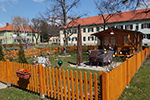 Triesterstr.95 - Innenhof, Gemeinschaftsgarten, darin eingezäunter privater Bereich mit Gartenhaus